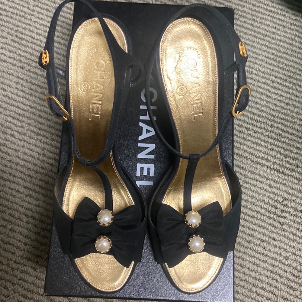 Chanel bow pearl heels size 42 11/ 12 sandals